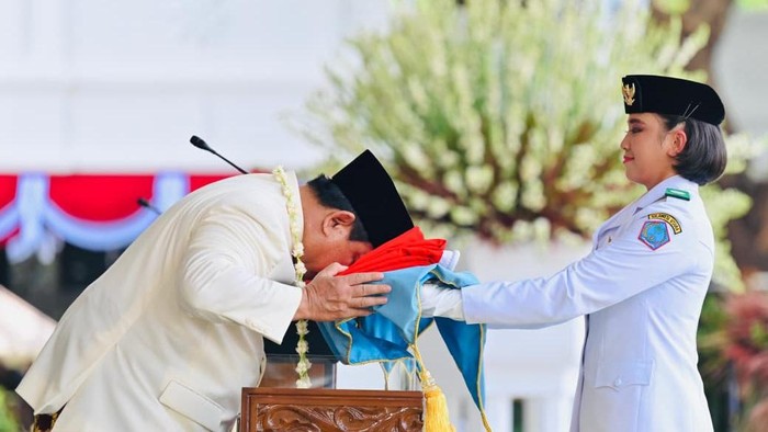 potret-prabowo-cium-bendera-merah-putih-sebelum-dikibarkan-paskibraka-dok-istimewa-1755418079281_169